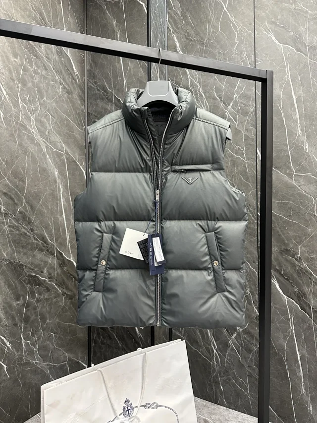 P Men's Triangle Logo Mandarin Vest Detail