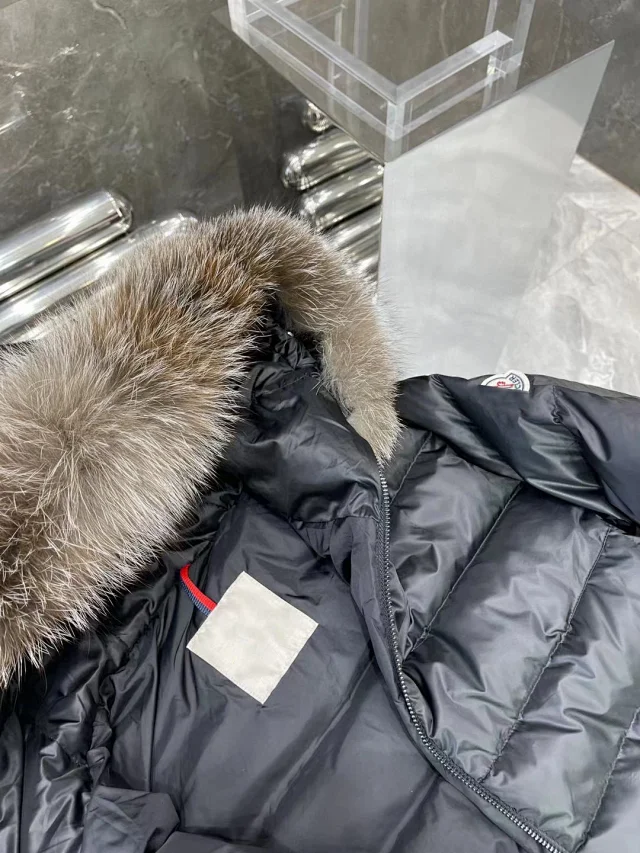 Fur-Trimmed MO Women's Long Down Jacket Detail