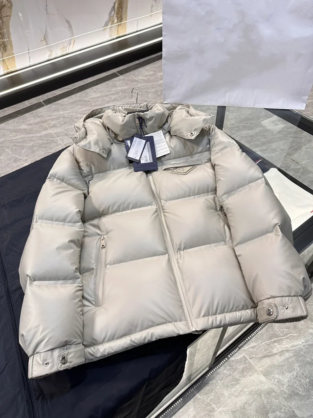 Pujia Down Jacket with Detachable Hood Detail