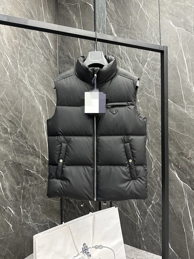 P Men's Triangle Logo Mandarin Vest Detail