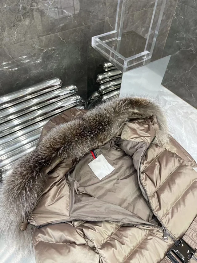 Fur-Trimmed MO Women's Long Down Jacket Detail