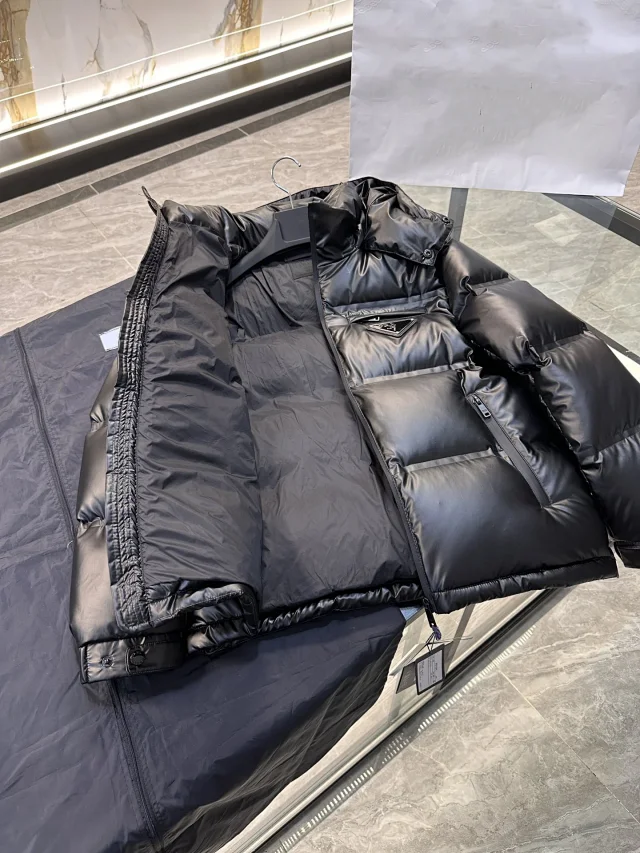 Pujia Down Jacket with Detachable Hood Detail