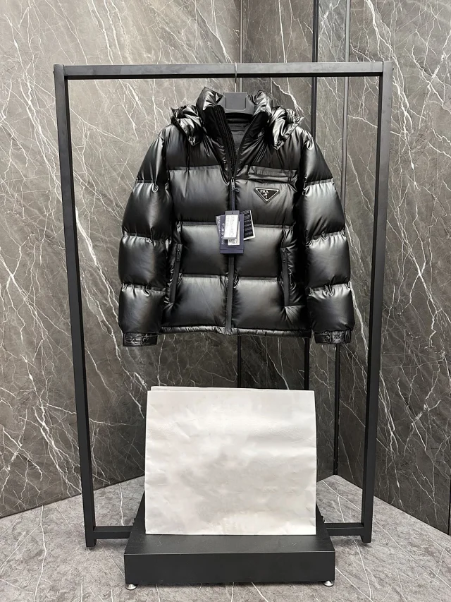 Pujia Down Jacket with Detachable Hood Detail