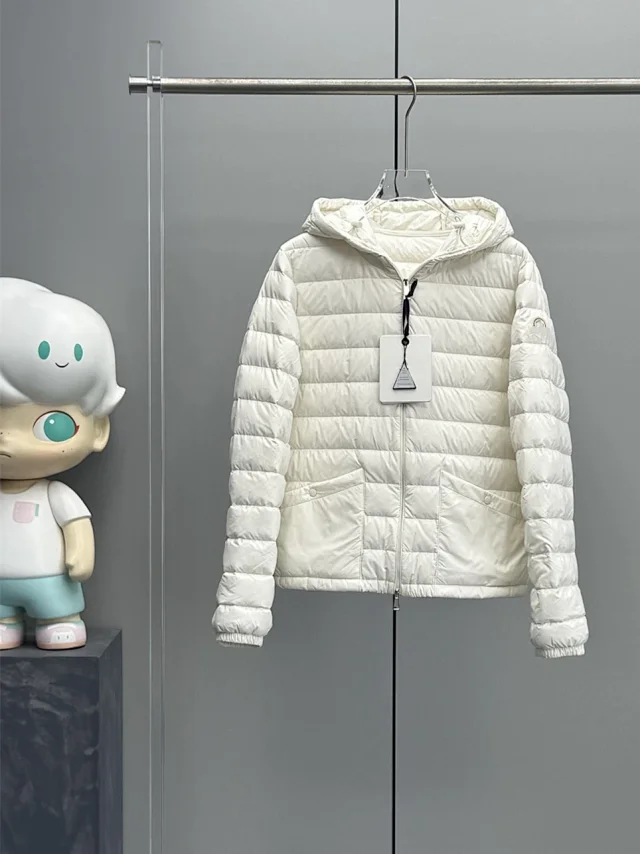 Mengjia HEDE Women's Hooded Down Jacket Detail