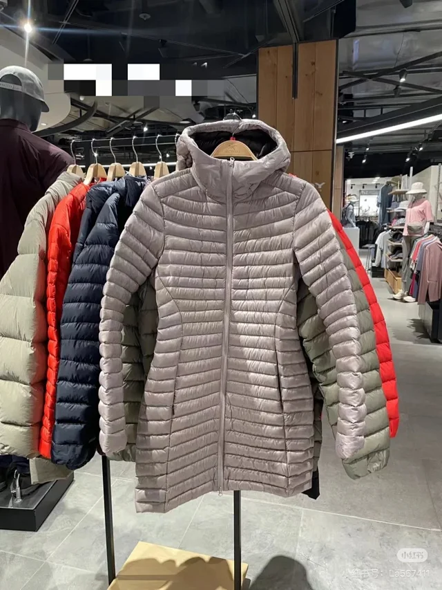 Gaoban BARBEL Women's Belted Hooded Puffer Detail