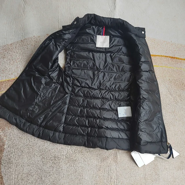 Mengjia Lgens Women's Sleeveless Down Vest Detail