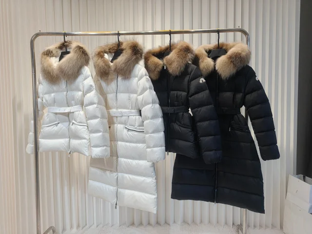 Meng Jia Boedic Women's Hooded Puffer Detail