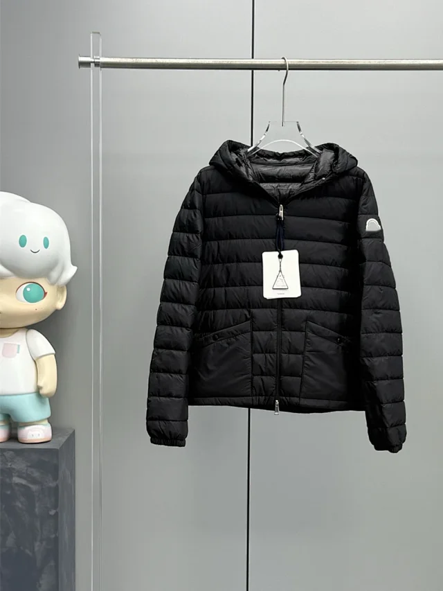 Mengjia HEDE Women's Hooded Down Jacket Detail