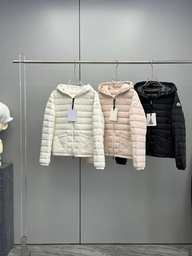 Mengjia HEDE Women's Hooded Down Jacket Detail