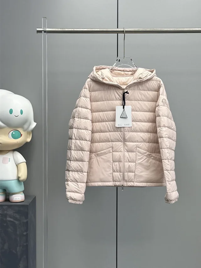 Mengjia HEDE Women's Hooded Down Jacket Detail
