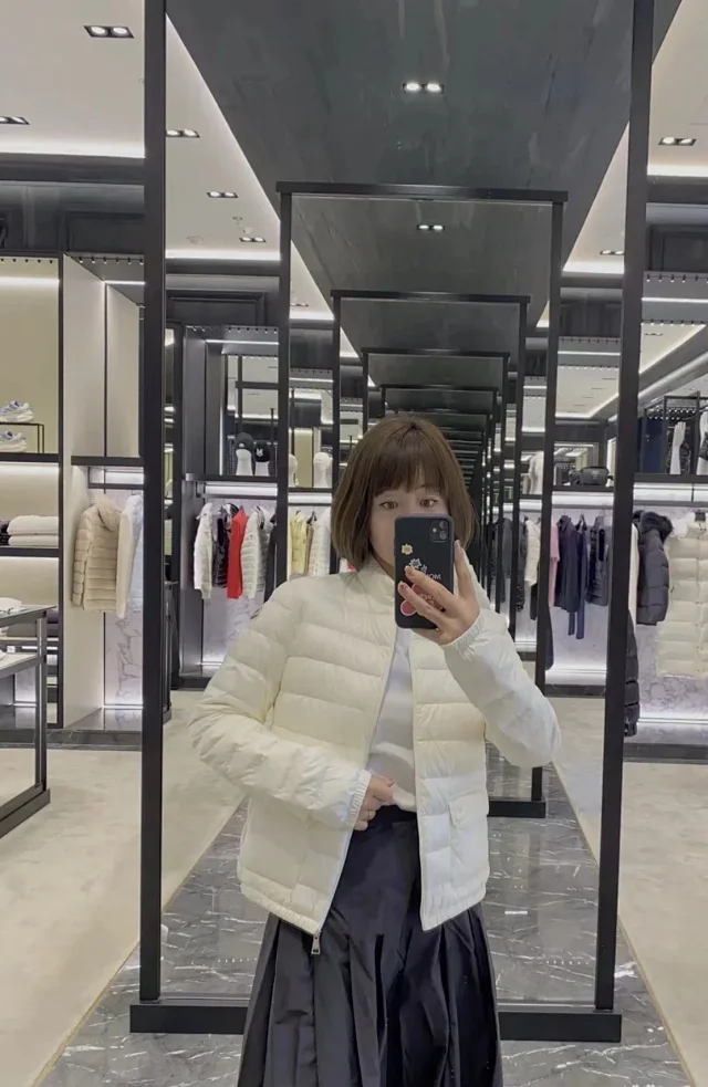 Meng Jia Lans Women's Short Puffer Detail