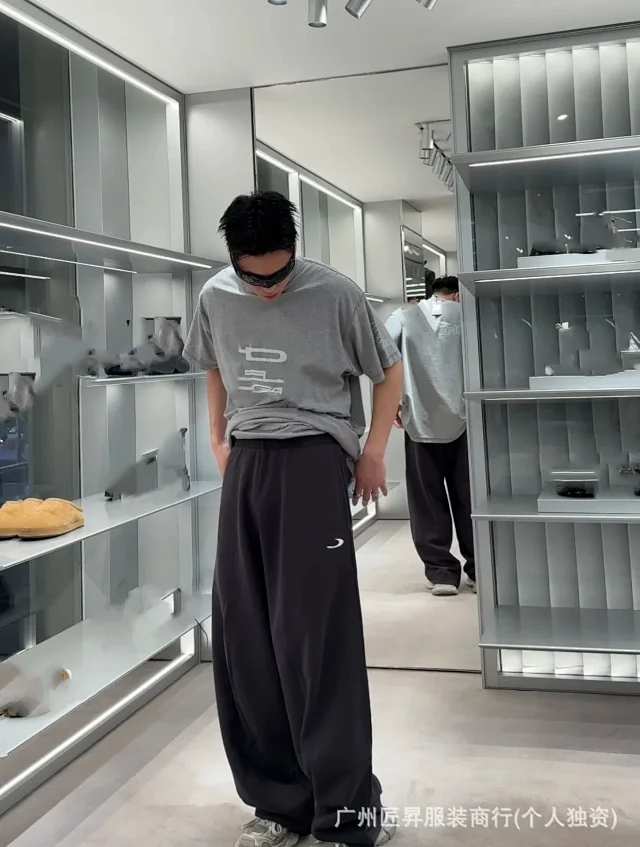 Paris 25SS Embroidered Unisex Heavyweight Sweatpants Detail