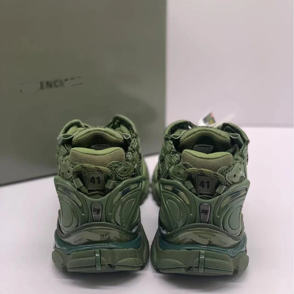 B Paris 7.0 Retro Casual Sneakers