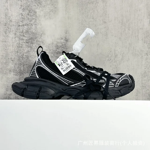 B 10th Gen 3XL Trendy Runners Detail