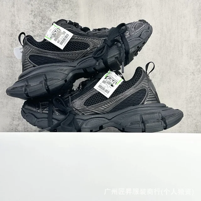 B 10th Gen 3XL Trendy Runners Detail