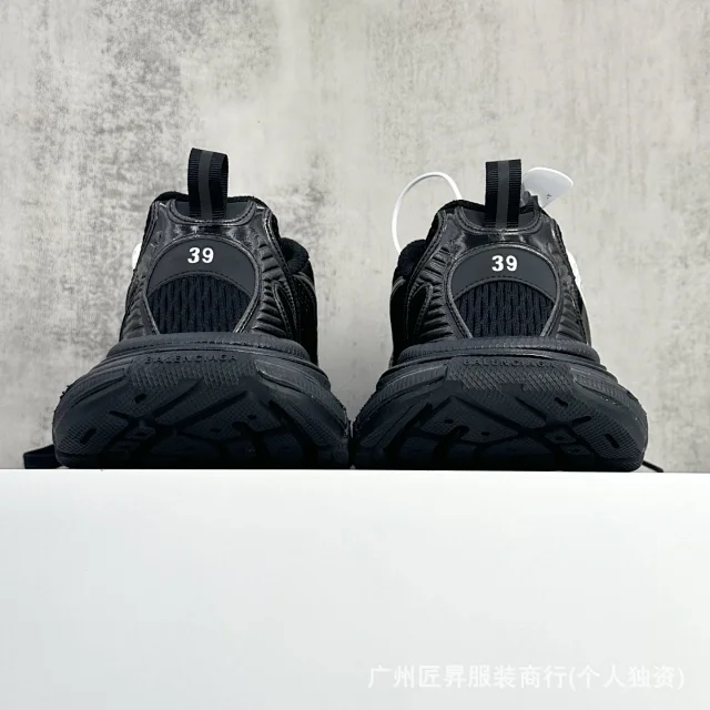B 10th Gen 3XL Trendy Runners Detail