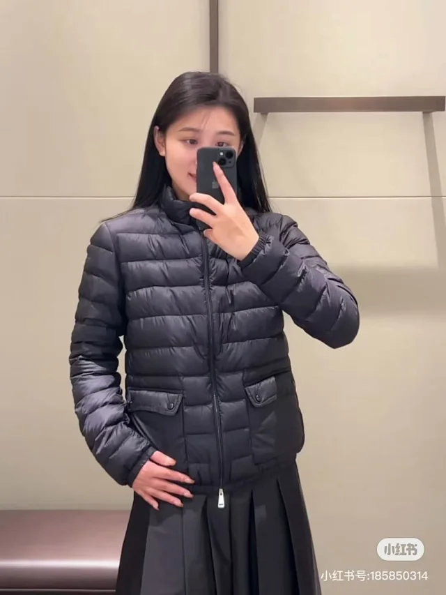 Mengjia Lans Women's Cropped Down Jacket Detail
