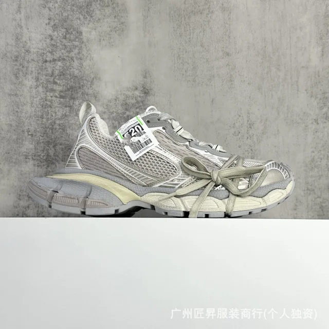 B 10th Gen 3XL Trendy Runners Detail