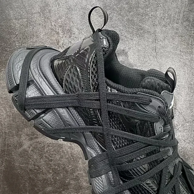 Couple's Mesh Retro Platform Distressed Sneakers Detail