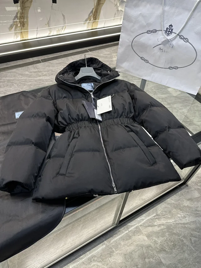 PUJIA Women's Logo Lapel Down Jacket Detail