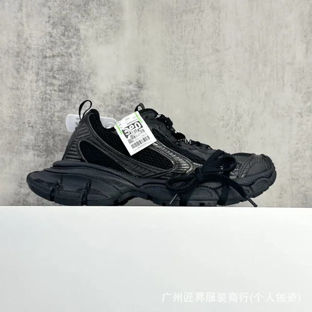 B 10th Gen 3XL Trendy Runners Detail