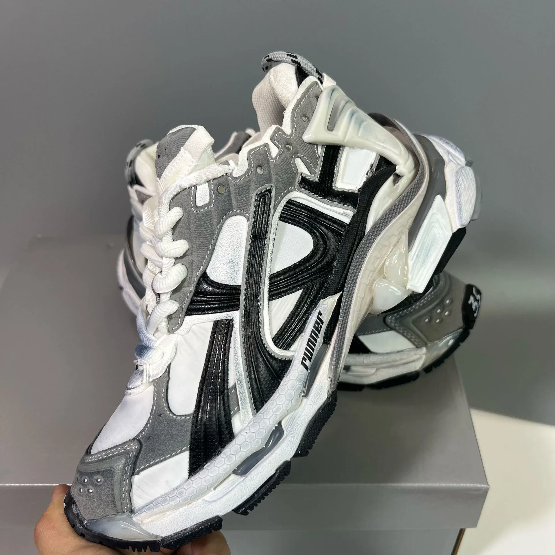 Paris 7.5 Runner Distressed Unisex Sneakers