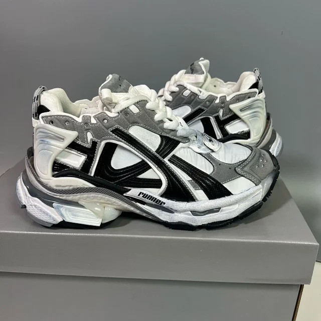 Paris 7.5 Runner Distressed Unisex Sneakers Detail