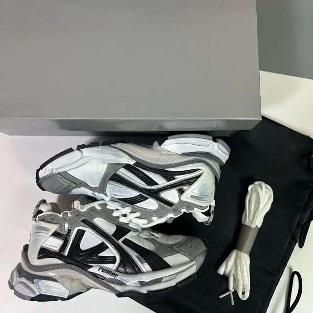 Paris 7.5 Runner Distressed Unisex Sneakers Detail