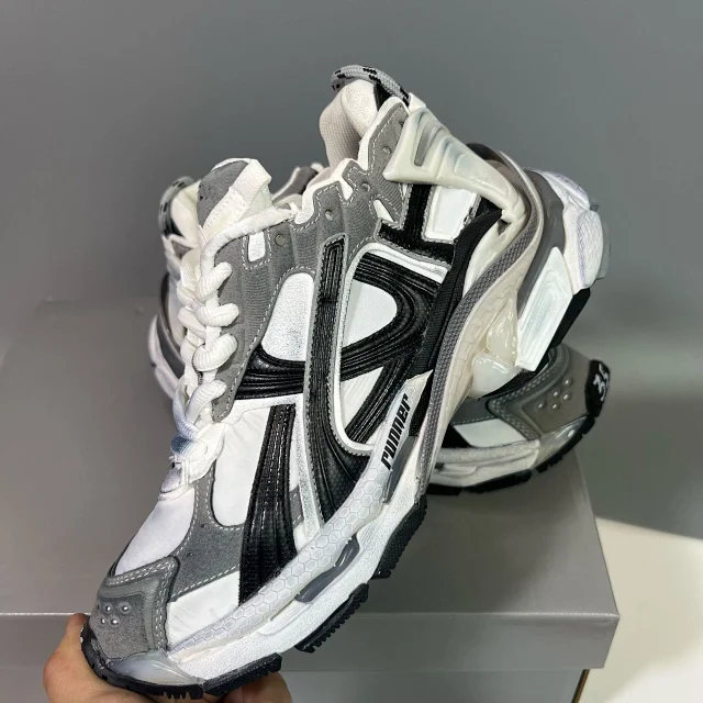 Paris 7.5 Runner Distressed Unisex Sneakers Detail
