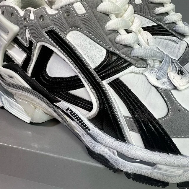 Paris 7.5 Runner Distressed Unisex Sneakers Detail