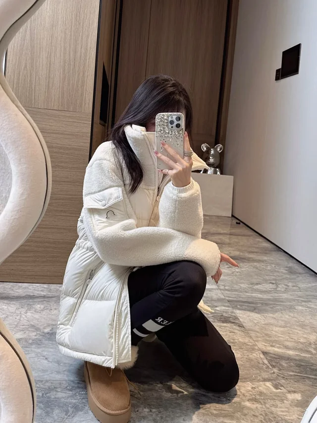 Mengjia Women's Escaut Fur Down Jacket Detail