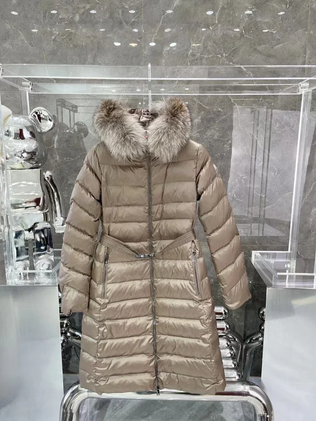 Fur-Trimmed MO Women's Long Down Jacket Detail