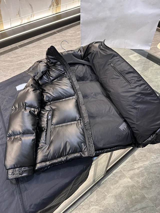 Pujia Down Jacket with Detachable Hood Detail