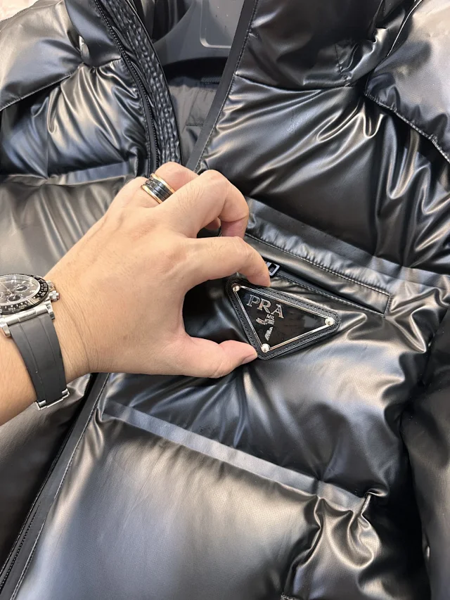 Pujia Down Jacket with Detachable Hood Detail