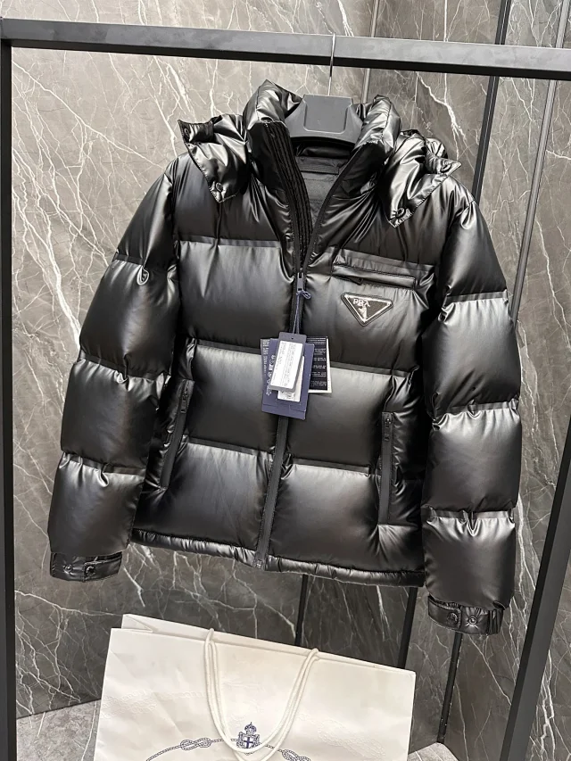 Pujia Down Jacket with Detachable Hood Detail