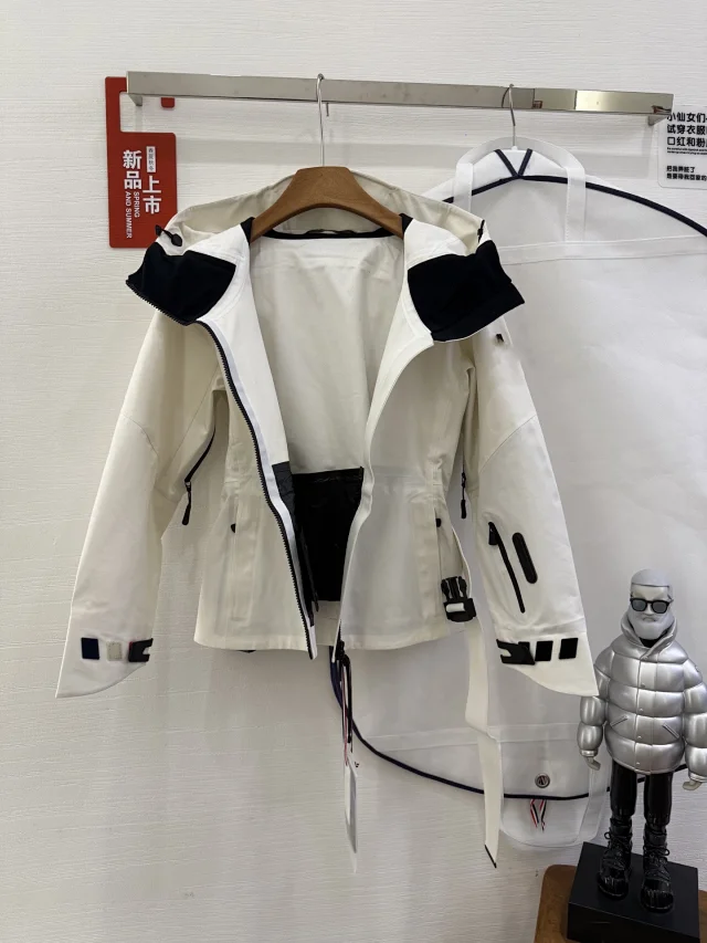 Mengjia Women's Hooded Windproof Waterproof Jacket Detail