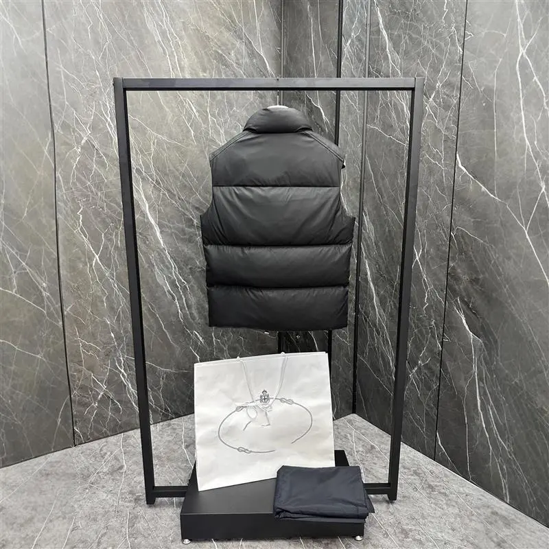 P Men's Triangle Logo Mandarin Vest