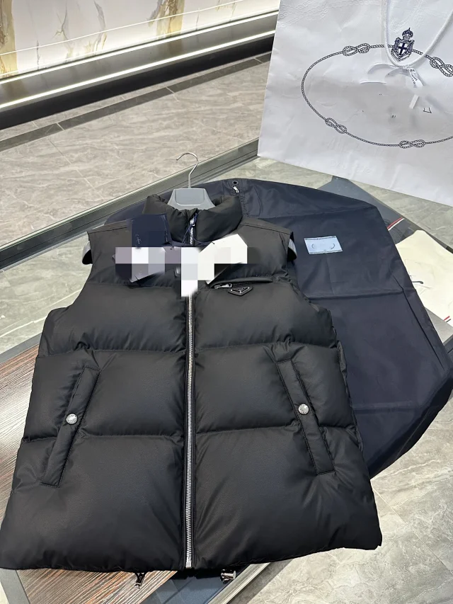 P Men's Triangle Logo Mandarin Vest Detail