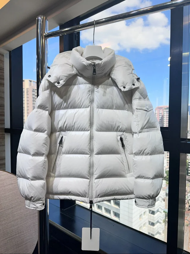 Maire95 Unisex Hooded Detachable Down Jacket Detail