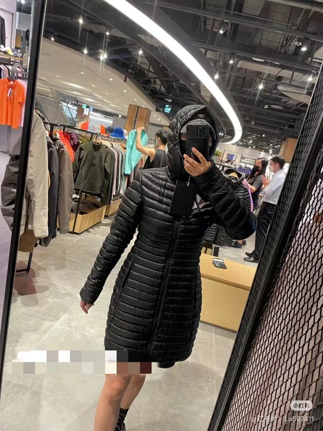 Gaoban BARBEL Women's Belted Hooded Puffer Detail