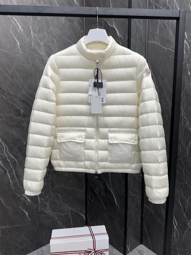 Meng Jia Lans Women's Short Puffer Detail