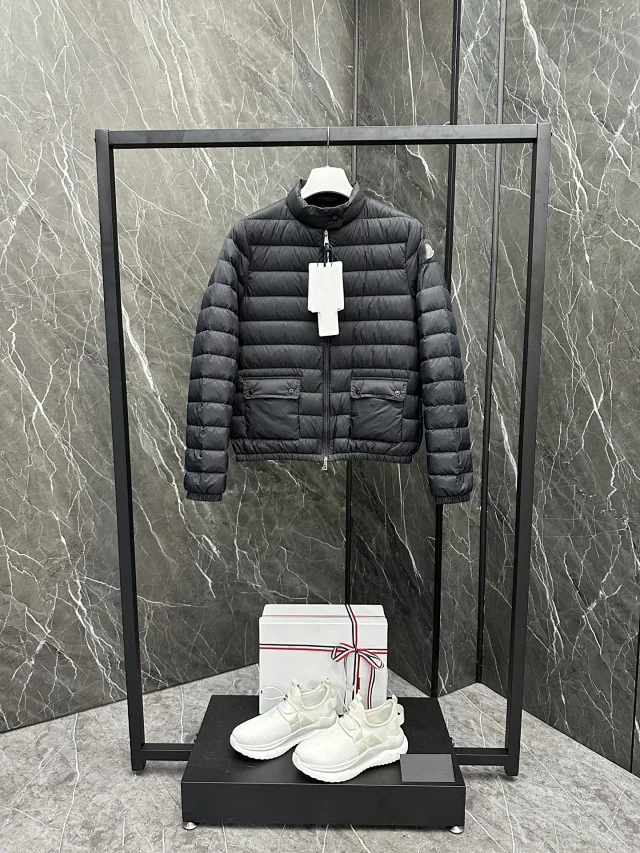 Meng Jia Lans Women's Short Puffer Detail