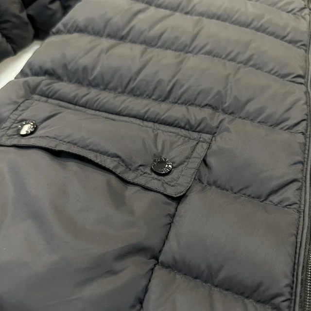 Meng Jia Lans Women's Short Puffer Detail