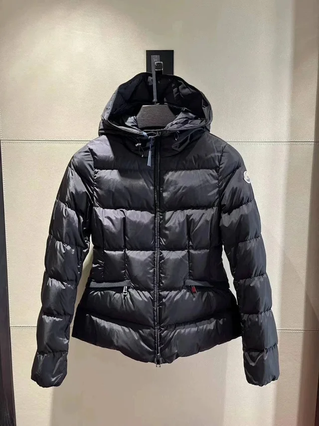 Women's Meng Jia Avoce Cropped Hooded Puffer Detail