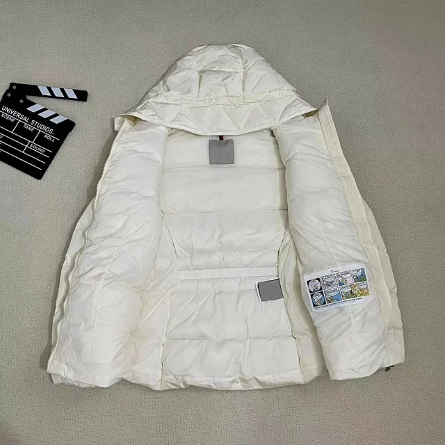 Women's Meng Jia Avoce Cropped Hooded Puffer Detail