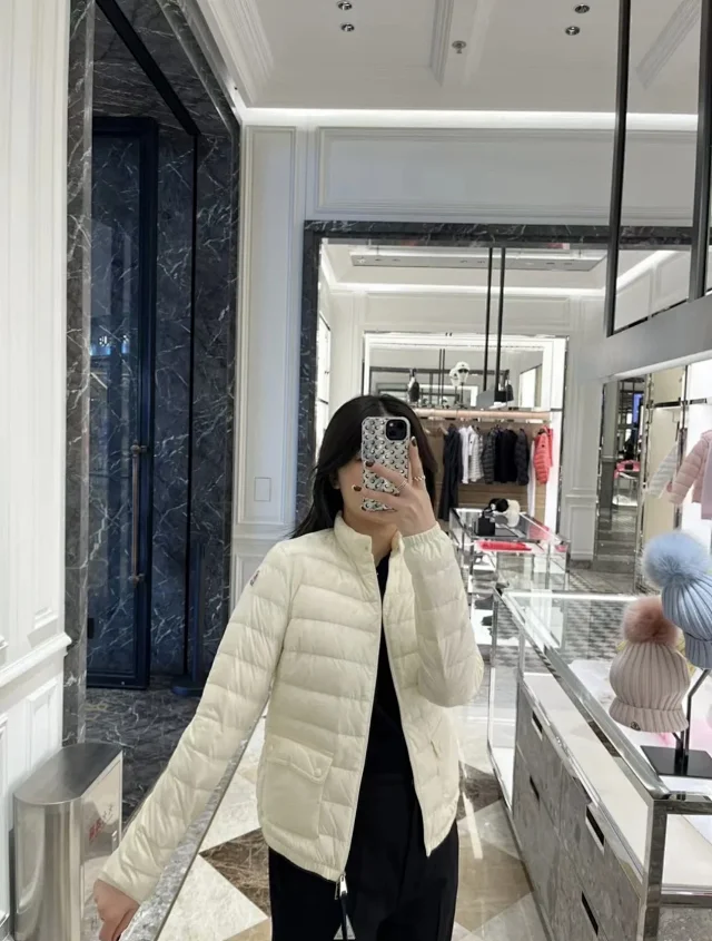 Meng Jia Lans Women's Short Puffer Detail