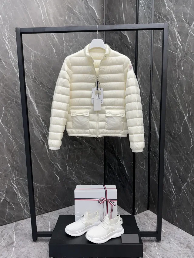 Meng Jia Lans Women's Short Puffer Detail