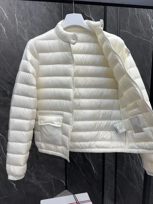Meng Jia Lans Women's Short Puffer Detail
