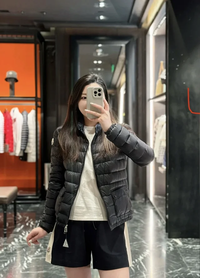 Meng Jia Lans Women's Short Puffer Detail