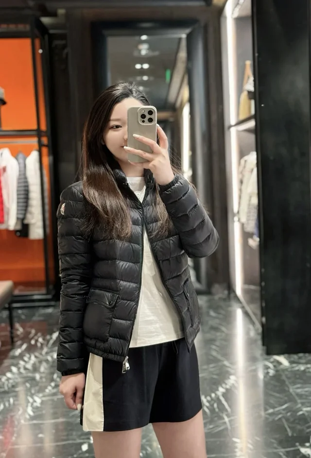Meng Jia Lans Women's Short Puffer Detail